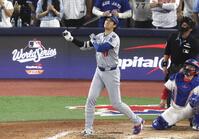　ブルージェイズ戦の７回、２ランを放つドジャース・大谷（共同）