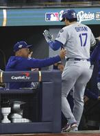　ブルージェイズ戦の７回、２ランを放った大谷（右）を迎えるドジャースのロバーツ監督（共同）