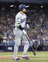 　ブルージェイズ戦の９回、四球を選び出塁するドジャース・大谷（共同）