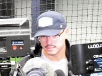 　敗戦後に自身の投球を振り返るバンダ（撮影・小林信行）