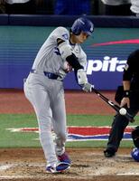 　７回、２ランを放つ大谷（共同）