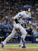 　７回、２ランを放つ大谷（共同）