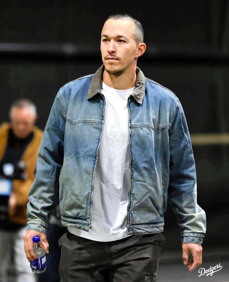 　球場入りするエドマン（ロサンゼルス・ドジャース提供）