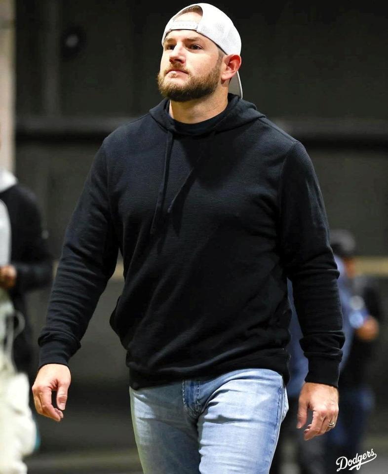 　球場入りするマンシー（ロサンゼルス・ドジャース提供）