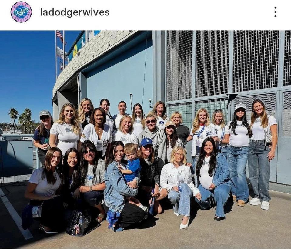 　ＮＬＣＳ第３戦に集結した奥様たち。ドジャーワイブスのインスタグラム（ｌａｄｏｄｇｅｒｗｉｖｅｓ）より