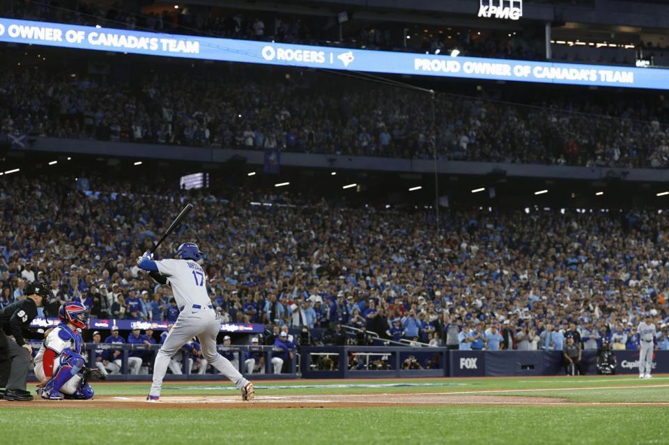 　開幕した米大リーグ・ワールドシリーズ。ブルージェイズ戦の１回、打席に立つドジャースの大谷翔平（共同）