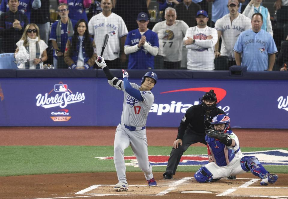 　ブルージェイズ戦の１回、空振り三振に倒れるドジャース・大谷（共同）