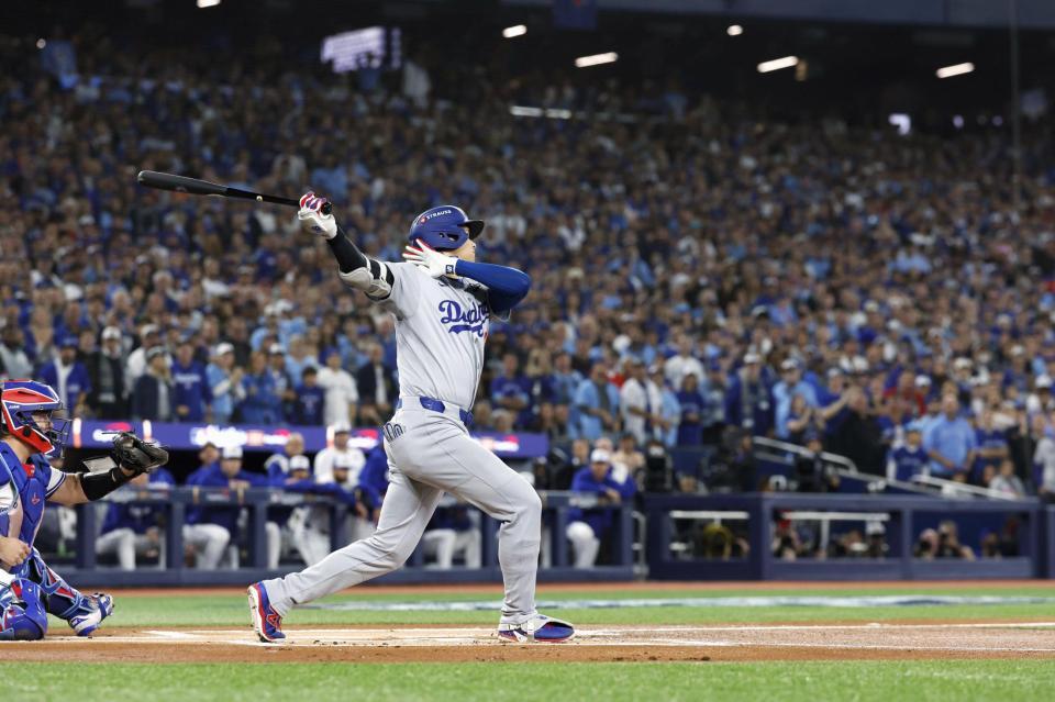 　ブルージェイズ戦の１回、空振り三振に倒れるドジャース・大谷（共同）