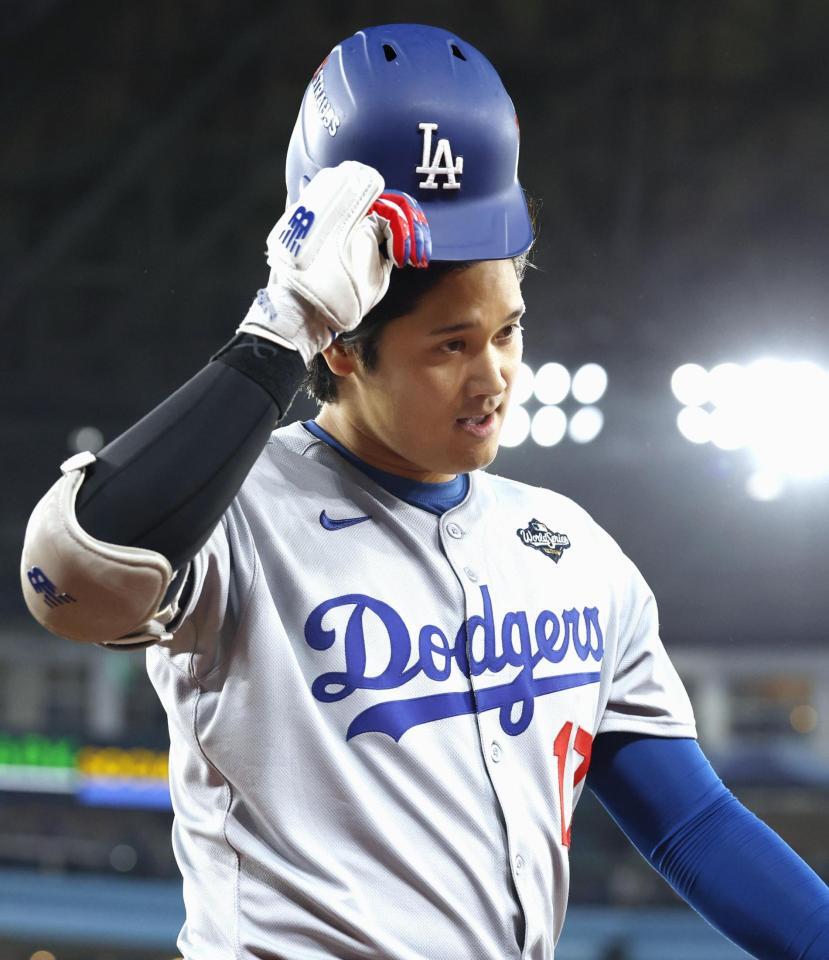 　ブルージェイズ戦の１回、空振り三振に倒れたドジャース・大谷（共同）