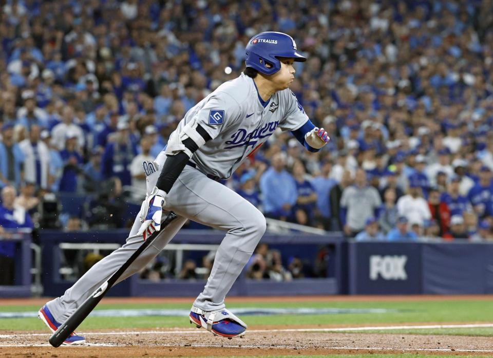 　ブルージェイズ戦の２回、満塁の好機で一ゴロに倒れるドジャース・大谷（共同）