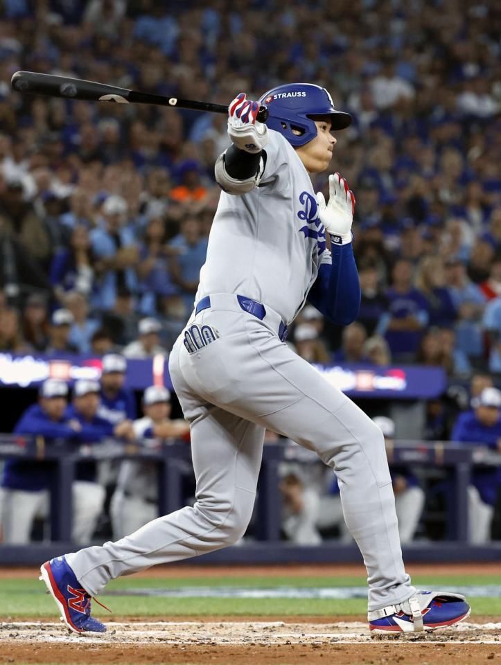 　ブルージェイズ戦の２回、満塁の好機で一ゴロに倒れるドジャース・大谷（共同）