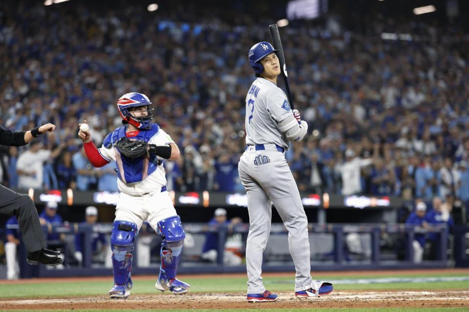 　ブルージェイズ戦の５回、見逃し三振に倒れたドジャース・大谷（共同）