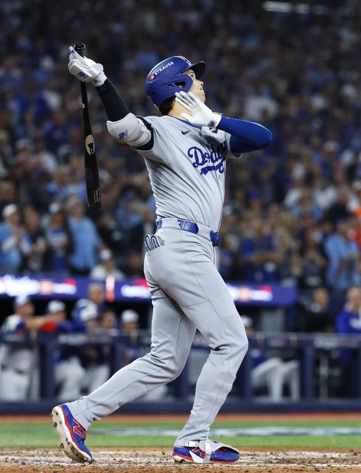 　ブルージェイズ戦の７回、２ランを放つドジャース・大谷（共同）