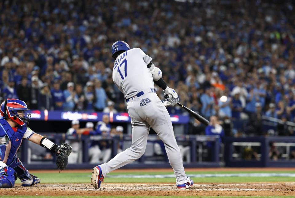 　ブルージェイズ戦の７回、２ランを放つドジャース・大谷（共同）