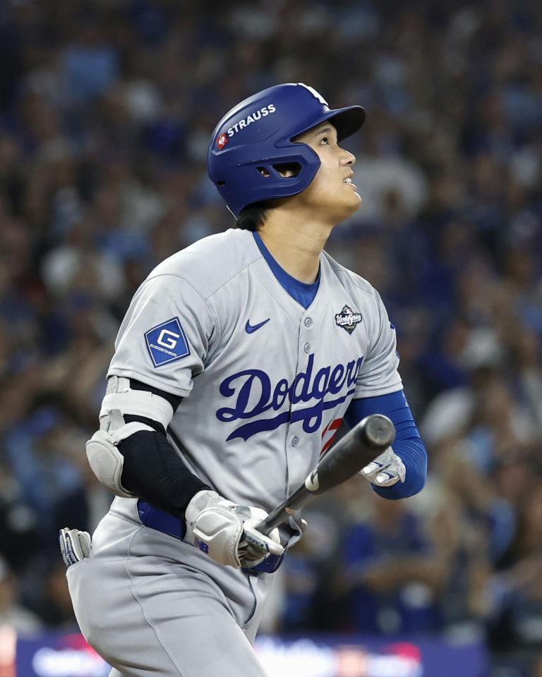 　米大リーグ・ブルージェイズとのワールドシリーズ第１戦の７回、２ランを放つドジャースの大谷翔平（共同）