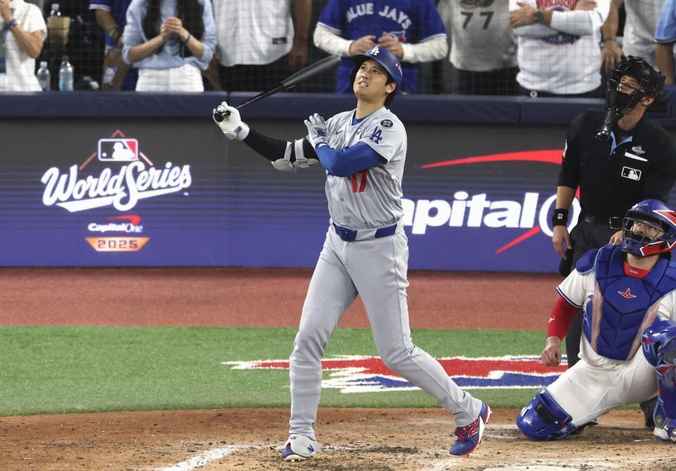 　ブルージェイズ戦の７回、２ランを放つドジャース・大谷（共同）