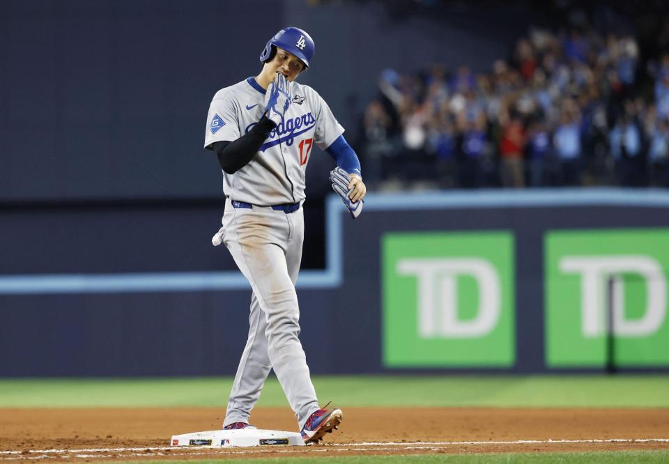 　ブルージェイズに敗れベンチに引き揚げるドジャース・大谷（共同）