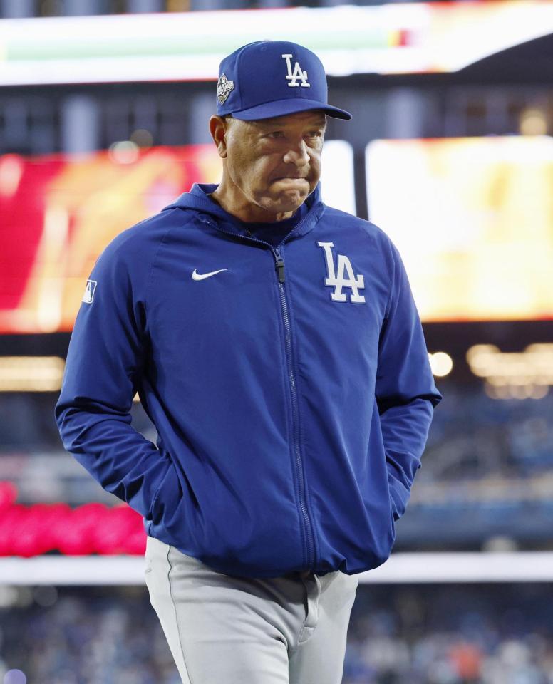 　ブルージェイズ戦の６回、投手交代を告げベンチに戻るドジャースのロバーツ監督（共同）