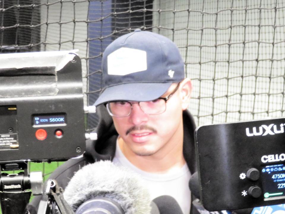 　敗戦後に自身の投球を振り返るバンダ（撮影・小林信行）