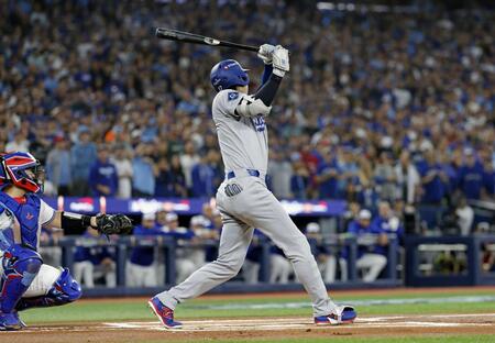 　ブルージェイズ戦の１回、左飛に倒れるドジャース・大谷（共同）