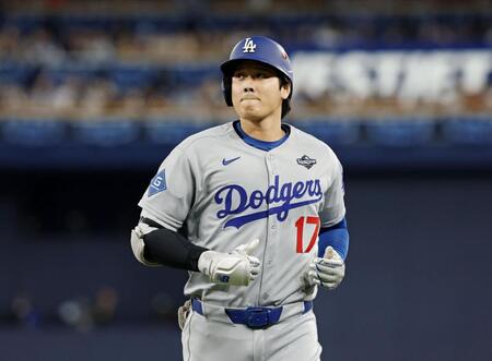 　ブルージェイズ戦の１回、左飛に倒れたドジャース・大谷（共同）