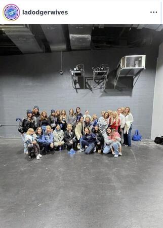 ドジャース奥様会のインスタグラム（＠ｌａｄｏｄｇｅｒｗｉｖｅｓ）から
