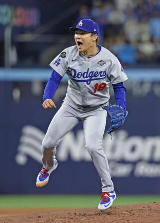 　ブルージェイズ戦の１回、バーショを三振に仕留めてピンチを切り抜け、叫ぶドジャース・山本（共同）