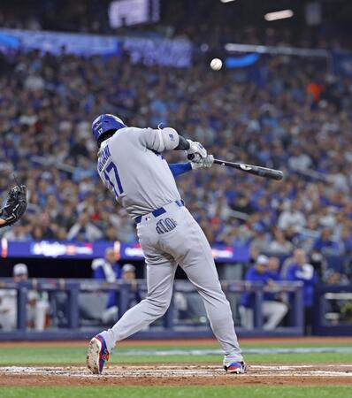 　ブルージェイズ戦の３回、三邪飛に倒れるドジャース・大谷（共同）