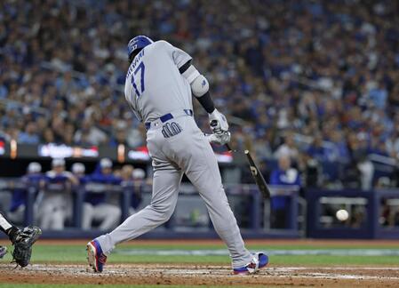 　ブルージェイズ戦の８回、バットを折りながら右前打を放つドジャース・大谷（共同）