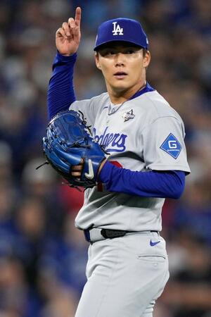 【写真】大谷翔平も最敬礼　圧巻投球の山本由伸を感激の表情でお出迎え