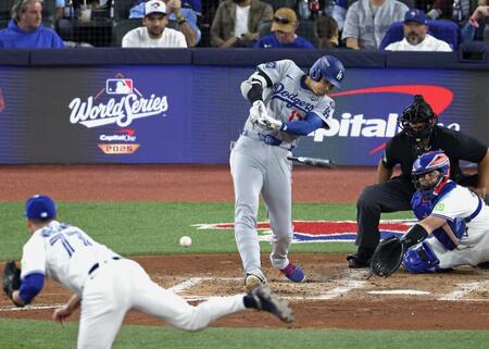 　ブルージェイズ戦の８回、バットを折りながら右前打を放つドジャース・大谷（共同）