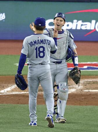 　ブルージェイズに完投勝利し捕手スミスと喜ぶドジャース・山本（共同）