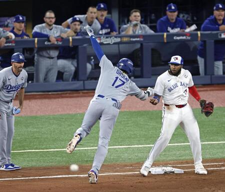 　ブルージェイズ戦の８回、右前打を放ち、一塁手ゲレロと接触するドジャース・大谷（共同）