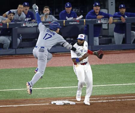 　ブルージェイズ戦の８回、右前打を放ち、一塁手ゲレロと接触するドジャース・大谷（共同）