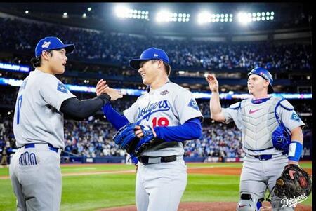 　完投勝利を飾った山本（中央）をねぎらう大谷（左）＝ロサンゼルス・ドジャース提供