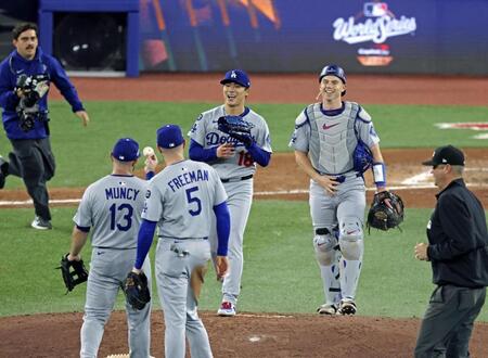 　ブルージェイズに完投勝ちし、チームメートと喜ぶドジャース・山本（中央）＝共同