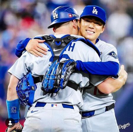 完投勝利を飾り、スミス（左）と抱擁する山本（ロサンゼルス・ドジャース提供）