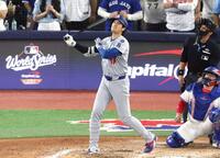 　７回、顔を曇らせながら２ランを放つ大谷（共同）