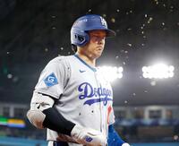 　７回、２ランを放ちヒマワリの種で祝福されるドジャース・大谷（共同）