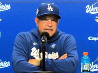 　会見に臨んだロバーツ監督（撮影・小林信行）