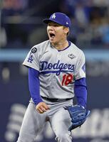 　ブルージェイズ戦の１回、バーショを三振に仕留めてピンチを切り抜け、叫ぶドジャース・山本（共同）
