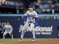 　ブルージェイズ戦の１回、バーショを三振に仕留めてピンチを切り抜け、叫ぶドジャース・山本（共同）