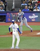 　ブルージェイズ戦の３回、三邪飛に倒れたドジャース・大谷。投手ガウスマン（共同）