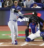 　ブルージェイズ戦の３回、三邪飛に倒れるドジャース・大谷（共同）