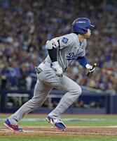 　ブルージェイズ戦の８回、バットを折りながら右前打を放ったドジャース・大谷（共同）