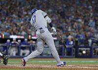 　ブルージェイズ戦の８回、バットを折りながら右前打を放つドジャース・大谷（共同）