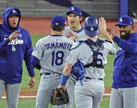 　ブルージェイズ戦で完投勝利を挙げた山本（18）を迎えるドジャース・大谷（共同）