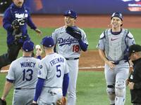 　ブルージェイズに完投勝ちし、チームメートと喜ぶドジャース・山本（18）＝共同