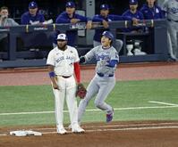 　ブルージェイズ戦の８回、右前打を放ち、一塁手ゲレロと接触するドジャース・大谷（共同）