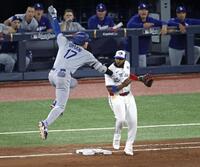 　ブルージェイズ戦の８回、右前打を放ち、一塁手ゲレロと接触するドジャース・大谷（共同）